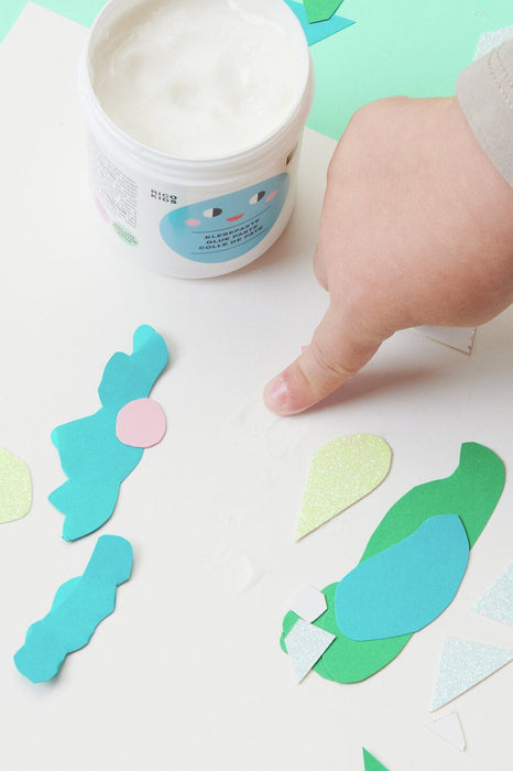 Pâte adhésive pour enfants